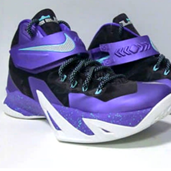 NIKE LEBRON SNEAKERS - Picture 3 of 9